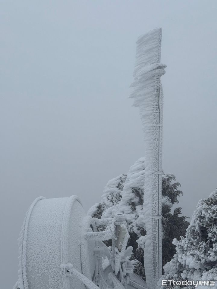 ▲▼玉山北峰上午雪景。（圖／氣象署提供）