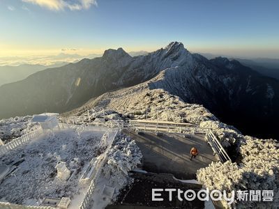 玉山今晨零下8.2度又降雪　銀白世界美景曝光