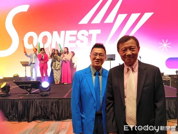 ▲右起捷迅董事長顧城明與總經理孫剛銀在公司年終晚宴上。（圖／記者張佩芬攝）