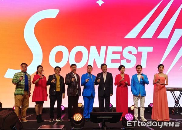 ▲捷迅高階一起向來賓與員工敬酒。（圖／記者張佩芬攝）