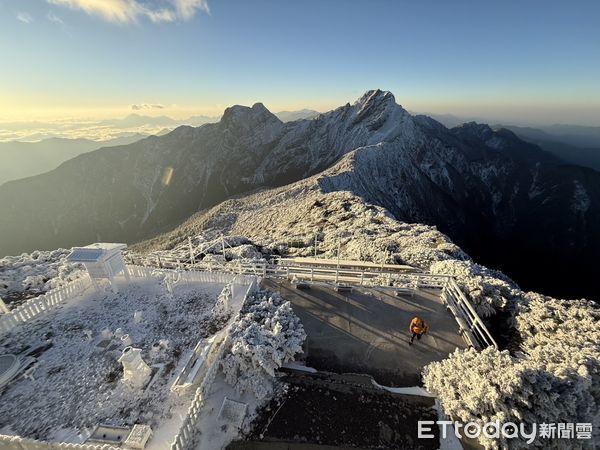 ▲▼玉山氣象測站清晨又下雪。（圖／氣象署提供）