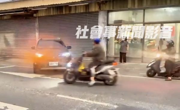 ▲▼高雄休旅車追撞前車！車主下車忘拉手煞車險遭碾　失控毆人肇逃。（圖／翻攝社會事新聞影音）