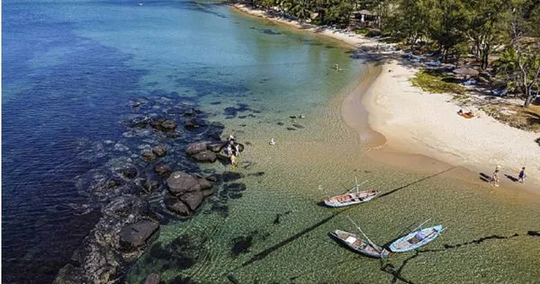 近幾年越南富國島逐漸成為台人的旅遊熱門景點，不過越捷航空卻無預警大砍飛往富國島的班機，受影響旅客多達上百人。（示意圖／擷取自TPG達志影像）