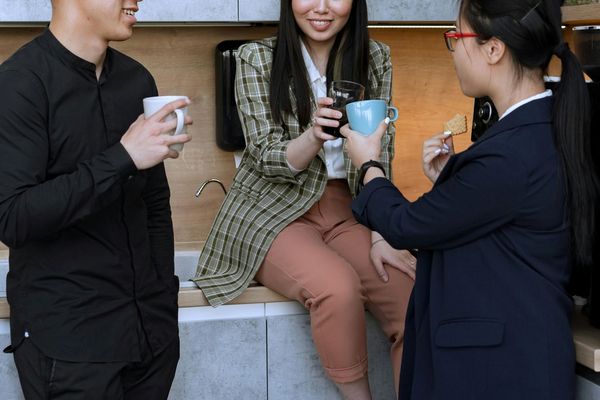 網友指出台灣人聊天時習慣說「蛤」，大多是為了給自己爭取思考時間。（示意圖，Pexels）