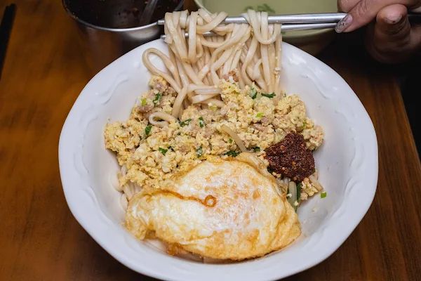 傳承50多年「煎炒蛋麵」岡山美食！海量蔥花韭菜粒大火爆炒有夠香