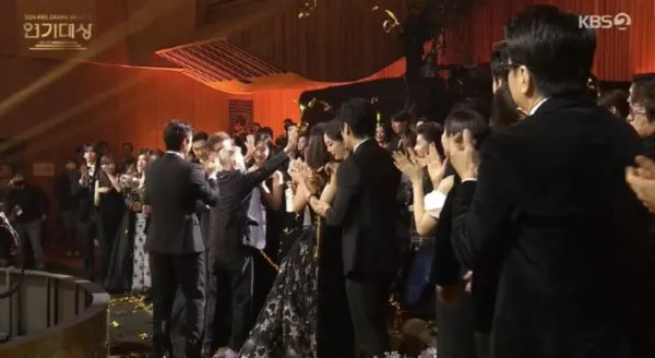 ▲▼南韓最年長大賞得主！90歲李順載哭了：這輩子都在欠人情⋯　感言超催淚。（圖／翻攝自KBS）