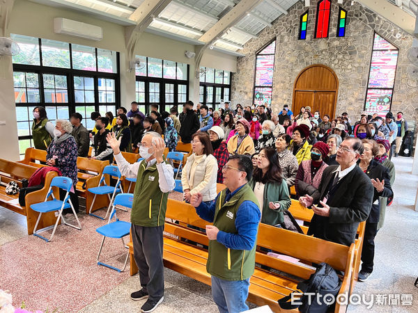 ▲圍爐活動認養家庭以工「帶振」人員與社區志工在溫馨氛圍中彼此交流共迎新春。（圖／芥菜種會提供，下同）