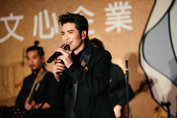 ▲台下有觀眾大喊「林有慧我愛你」，蕭敬騰放閃回「我老婆說謝謝」。（圖／華納音樂提供）