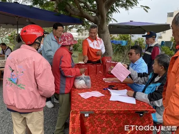 ▲溫府德修共和協會發放東港鎮弱勢家庭烏魚子及紅包             。（圖／記者陳崑福翻攝）