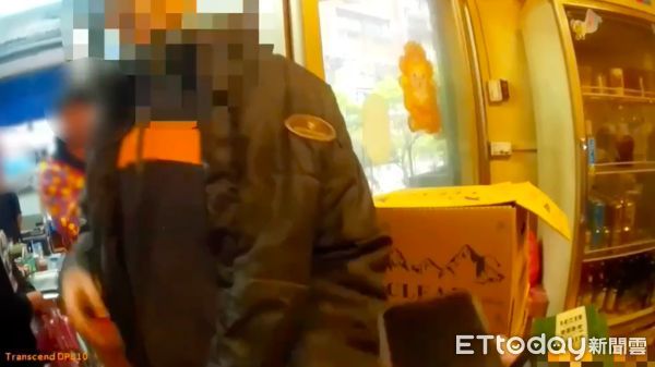 ▲▼毒品通緝的游姓男子躲進餐廳，轉身逃被員警壓制逮捕             。（圖／記者陳以昇翻攝）