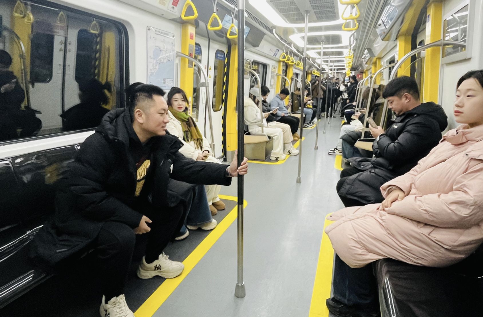 ▲大陸首輛碳纖維地鐵列車在青島投運。（圖／翻攝科技日報）