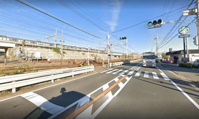 2陸女遊客等紅燈「站錯方向」遭日本電車撞亡　當地人認：設計危險