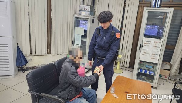 ▲▼李男失蹤33年終於與哥哥相逢，警方將李男帶回派出所安置             。（圖／記者陳以昇翻攝）