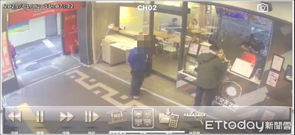 ▲張男趁店員進入店內，不顧路人注視，3度伸手拿取餐點，。（圖／記者陸運陞翻攝）