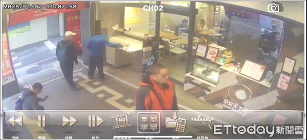 ▲張男趁店員進入店內，不顧路人注視，3度伸手拿取餐點，。（圖／記者陸運陞翻攝）