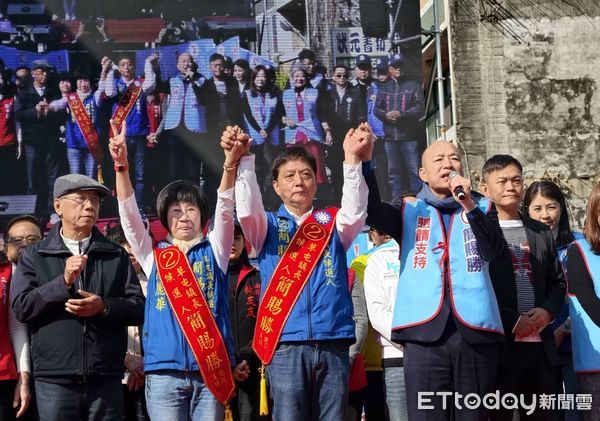 ▲草屯鎮長國民黨候選人簡賜勝競選總部今天成立，立法院長韓國瑜（右）出席力挺。（圖／簡賜勝競選總部提供，下同）