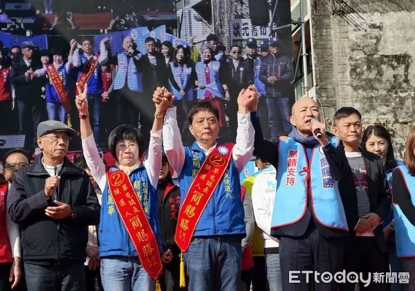 ▲草屯鎮長國民黨候選人簡賜勝競選總部今天成立，立法院長韓國瑜（右）出席力挺。（圖／簡賜勝競選總部提供，下同）