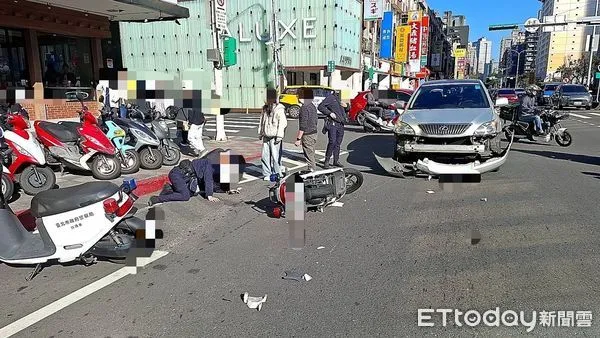 ▲信義警分局三張犁所林姓警員獲報處理案件，騎警用機車開警笛過路口遭撞飛送醫。（圖／記者張君豪翻攝）