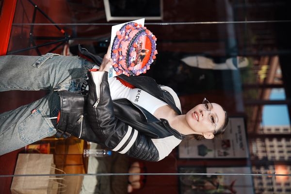 ▲▼ Karencici半夜睡在信義區！　「路人圍觀她睡覺」嗨爆：本人超美。（圖／華納音樂提供）