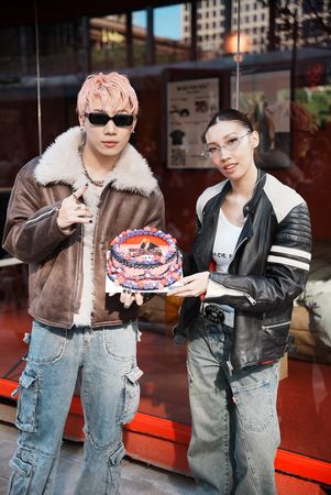 ▲▼ Karencici半夜睡在信義區！　「路人圍觀她睡覺」嗨爆：本人超美。（圖／華納音樂提供）