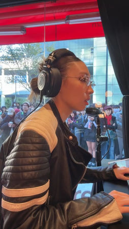 ▲Karencici挑戰24小時在玻璃屋裡與粉絲互動。（圖／翻攝自Karencici IG）