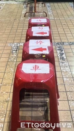 ▲陳男酒後偷取診所前塑膠椅，酒醒被警方通知懊惱的歸還給診所。（圖／記者陸運陞翻攝）