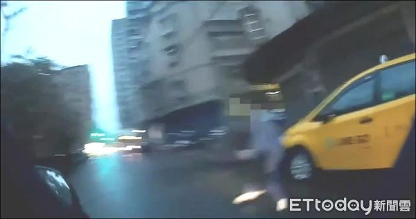 ▲土城警方攔查逾期移工，車上男子拔腿四處逃跑。（圖／記者陸運陞翻攝）