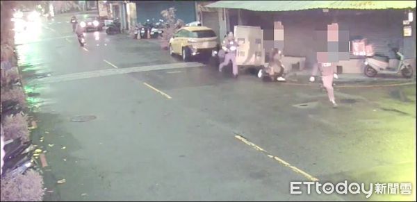 ▲土城警方攔查逾期移工，車上男子拔腿四處逃跑。（圖／記者陸運陞翻攝）