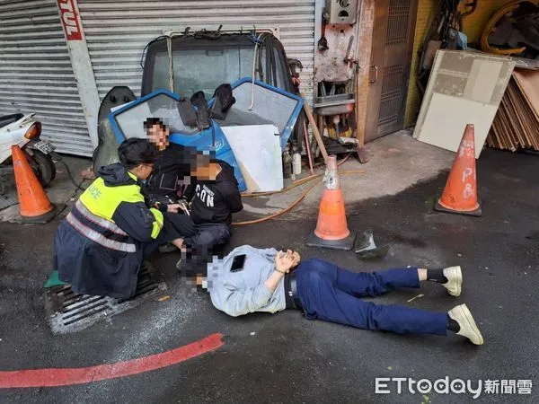 ▲土城警方攔查逾期移工，車上男子拔腿四處逃跑。（圖／記者陸運陞翻攝）