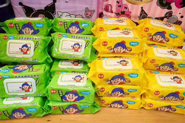 ▲▼乖乖聯名新品「乖乖濕紙巾」超應景。（圖／家樂福提供）