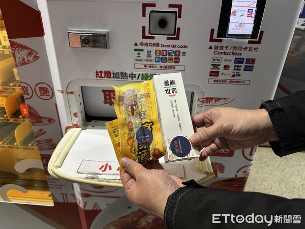 ▲▼家樂福獨家引進「24小時香腸販賣機」。（圖／記者林育綾攝）