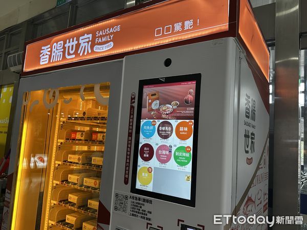 ▲▼家樂福獨家引進「24小時香腸販賣機」。（圖／記者林育綾攝）
