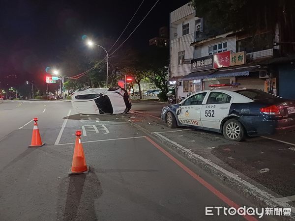 ▲▼淡水男派出所前撞2輛巡邏車翻覆。（圖／記者陳以昇翻攝）