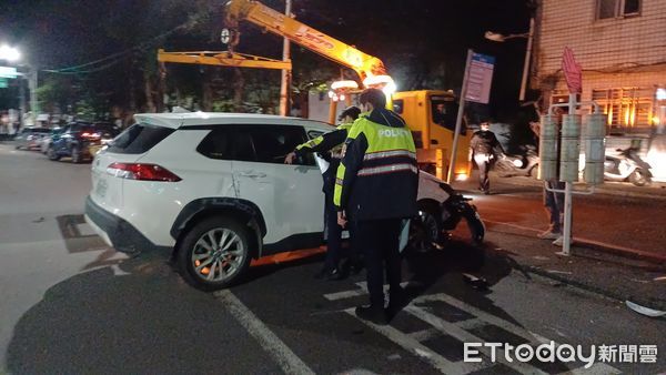 ▲▼淡水男派出所前撞2輛巡邏車翻覆。（圖／記者陳以昇翻攝）