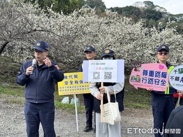 ▲信義鄉梅花盛開吸引人潮，警方現地進行防詐騙宣導。（圖／記者高堂堯翻攝）