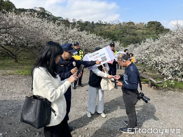 ▲信義鄉梅花盛開吸引人潮，警方現地進行防詐騙宣導。（圖／記者高堂堯翻攝）