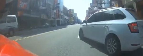 ▲台南市北門路有1部自小客車違規迴轉，市警二分局接獲檢舉依法告發。（圖／記者林東良翻攝，下同）