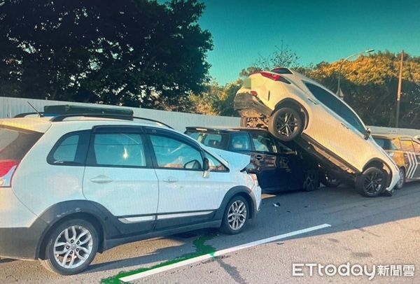 ▲黃姓男子清晨駕駛車疑似精神不濟追撞前方車輛。（圖／中壢警分局提供）