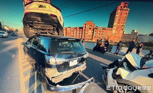 ▲警方將事故車輛排除化解上班車潮。（圖／中壢警分局提供）