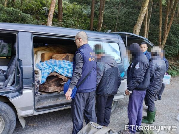 ▲資深山老鼠帶著堂弟和兒子進林道竊取珍貴林木，警方在低溫中埋伏成功逮捕3人。（圖／記者楊永盛翻攝）