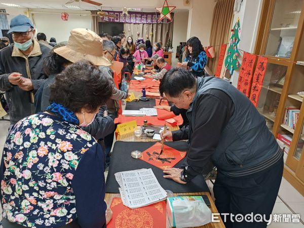 ▲台南市安平區建平里配合春節前夕辦理跳蚤市場，舉辦「金蛇賀新年，宣導贈春聯」新春活動。（圖／記者林東良翻攝，下同）