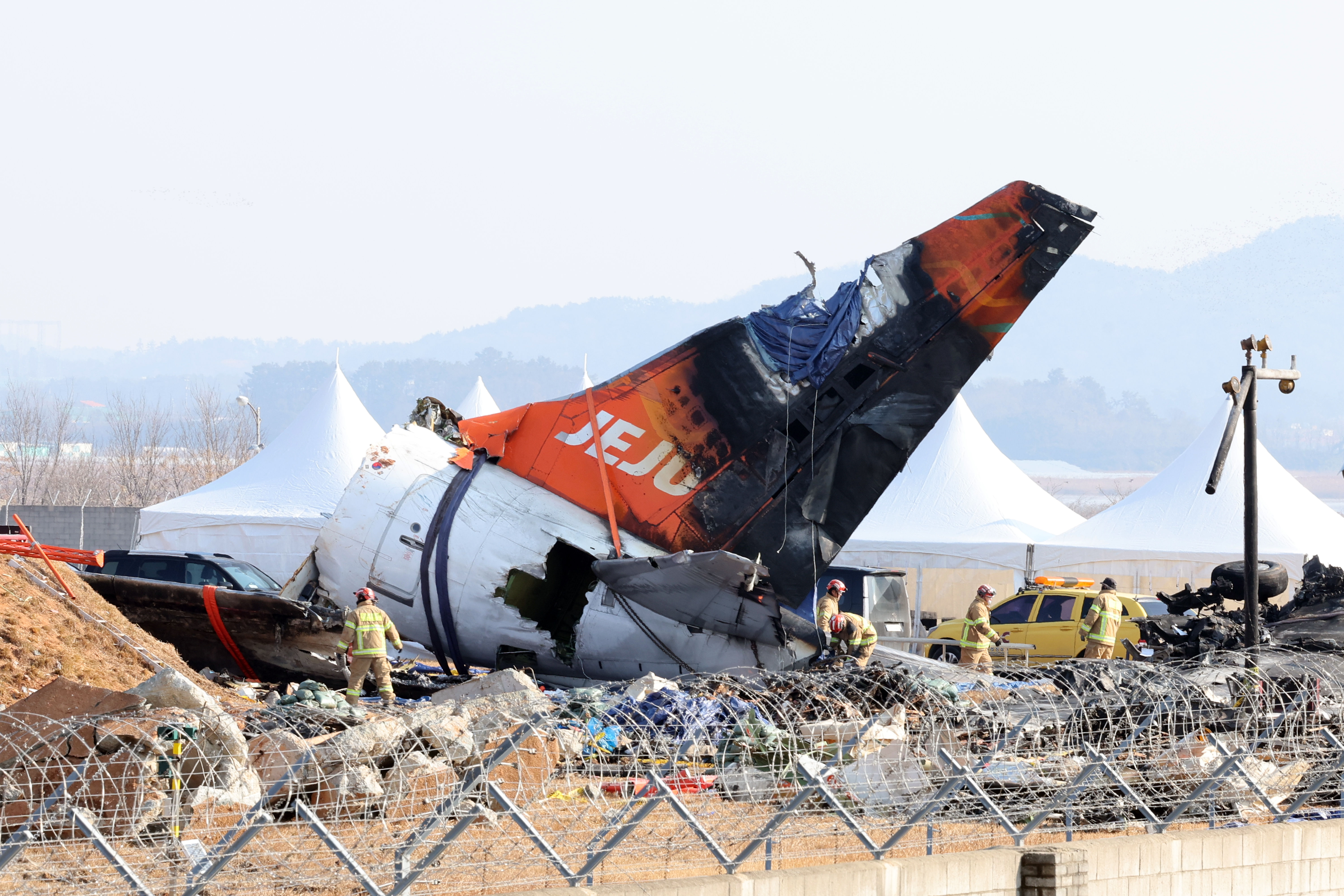 ▲▼南韓政府針對濟州航空失事客機尾翼殘骸進行調查。（圖／達志影像）