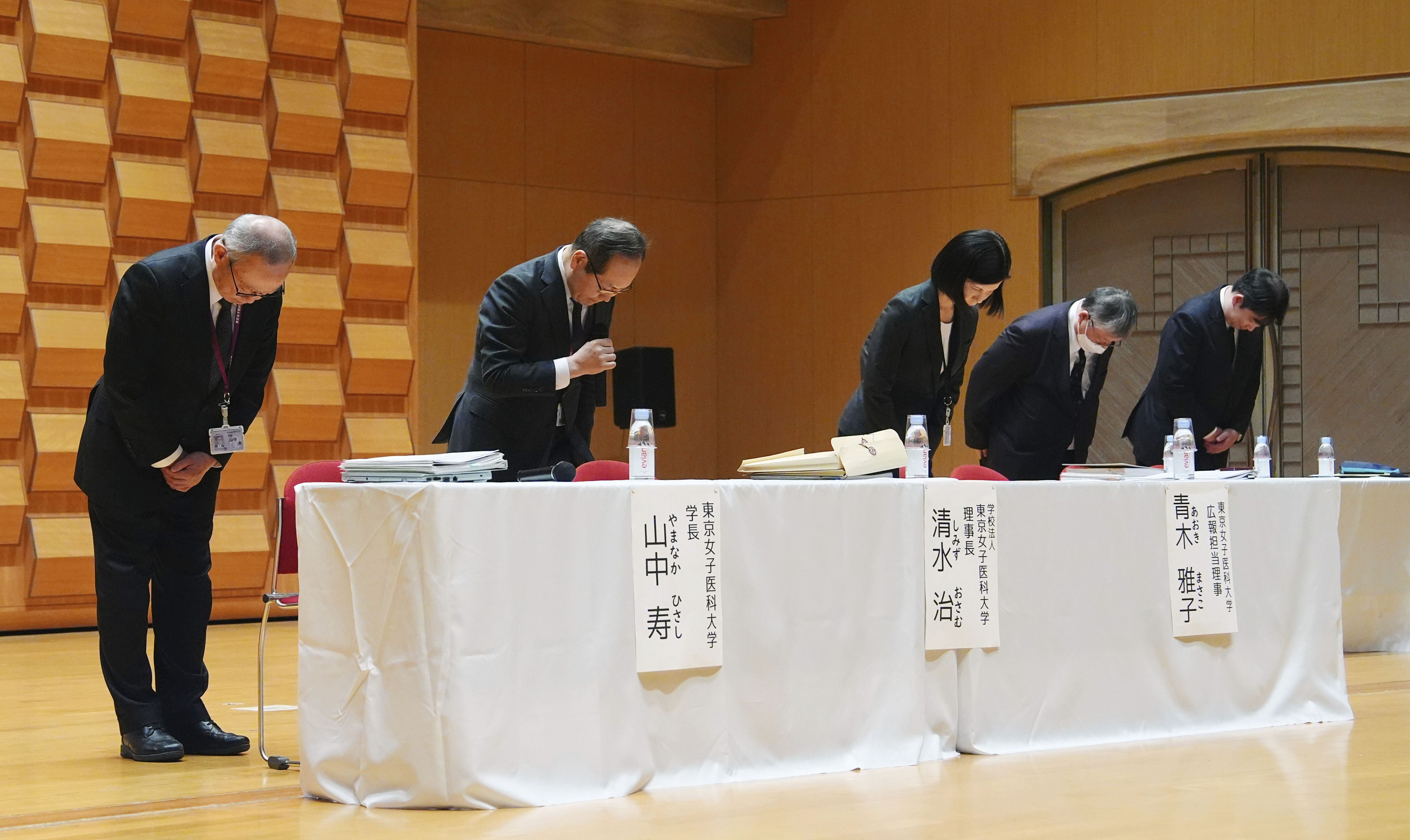 ▲▼東京女子醫科大學現任理事長清水治向大眾道歉。（圖／達志影像／美聯社）