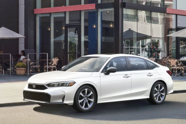 ▲不讓休旅車太囂張！TOYOTA Camry、HONDA Civic逆勢發威。（圖／翻攝自各車廠）