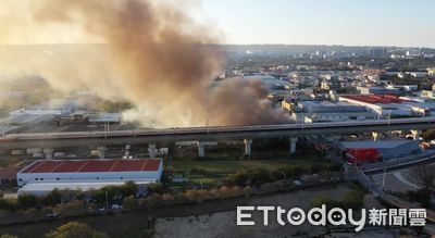 驚悚空拍畫面曝！台中大火「連毀3工廠」　高鐵列車濃煙中穿越