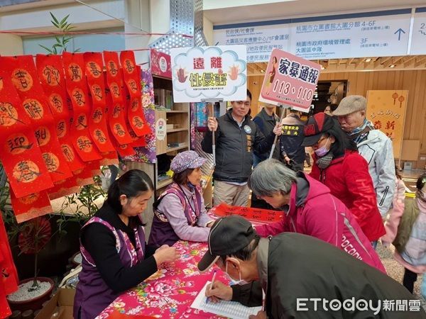 ▲並對民眾宣導家暴通報線及遠離性侵害。（圖／大園警分局提供）