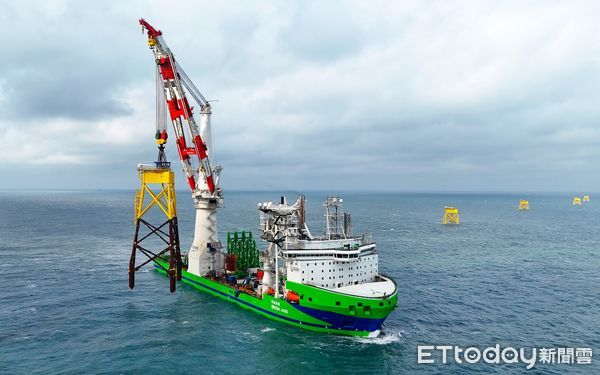 ▲台船環海旗下「環海翡翠輪」過去執行中能離岸風場水下基礎運輸與安裝作業狀況。（圖／台船環海）
