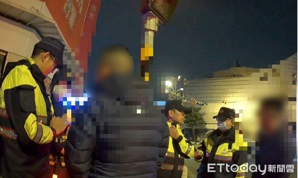 ▲台南市警六分局員警不畏天氣嚴寒，於中華西、健康路口擔服取締酒駕路檢勤務時，查獲駕照被吊銷的張姓駕駛人仍違規駕車。（圖／記者林東良翻攝，下同）