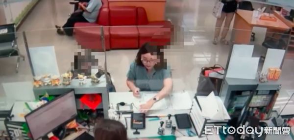 ▲▼何姓婦人（左）與賴姓代書辦房屋抵押貸款，警方起獲贓款2000萬，賴姓代書（前）與葉姓車手（後）遭移送偵辦             。（圖／記者陳以昇翻攝）