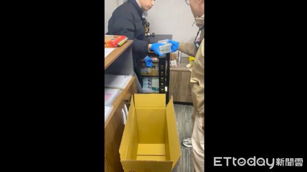 ▲▼何姓婦人（左）與賴姓代書辦房屋抵押貸款，警方起獲贓款2000萬，賴姓代書（前）與葉姓車手（後）遭移送偵辦             。（圖／記者陳以昇翻攝）